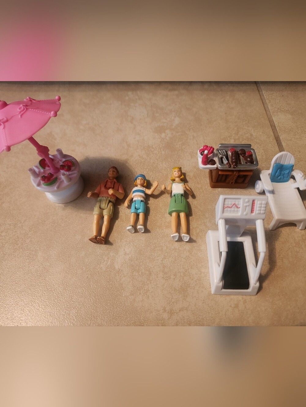 Fisher-Price Sweet Streets Family and Furniture Vintage Treadmill BBQ Family